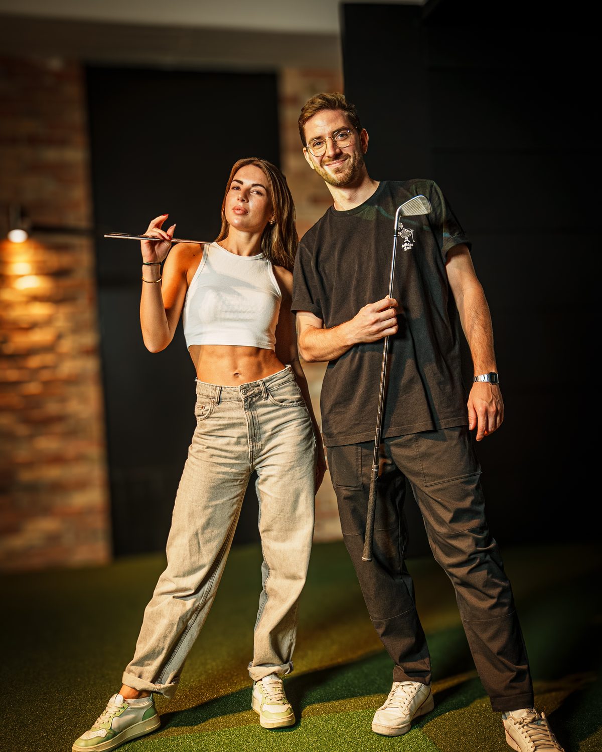 Zwei Gäste mit Golfschlägern im Birdies Indoor Golf – privat feiern, gemeinsam spielen