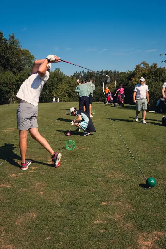 Warm-up auf der Driving Range beim Turnier Birdies on Tour