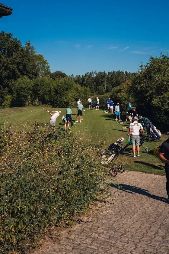 Warm-up auf der Driving Range beim Turnier Birdies on Tour