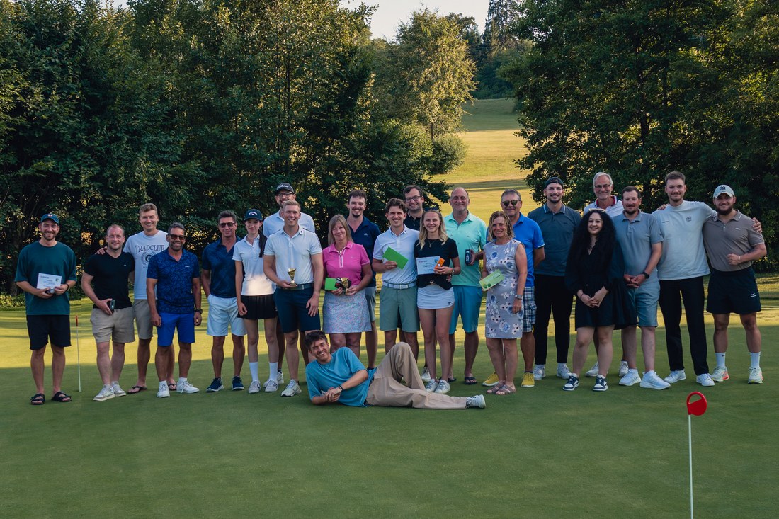 Gruppenfoto aller Teilnehmer von Birdies on Tour 2026 auf der Golfanlage Gerhelm