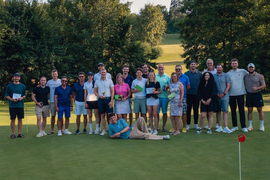 Gruppenfoto aller Teilnehmer von Birdies on Tour 2026 auf der Golfanlage Gerhelm
