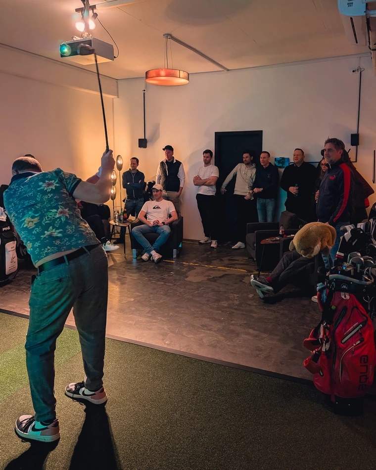 Firmenevent bei Birdies: ein Gast schl&auml;gt ab, die Gruppe schaut zu