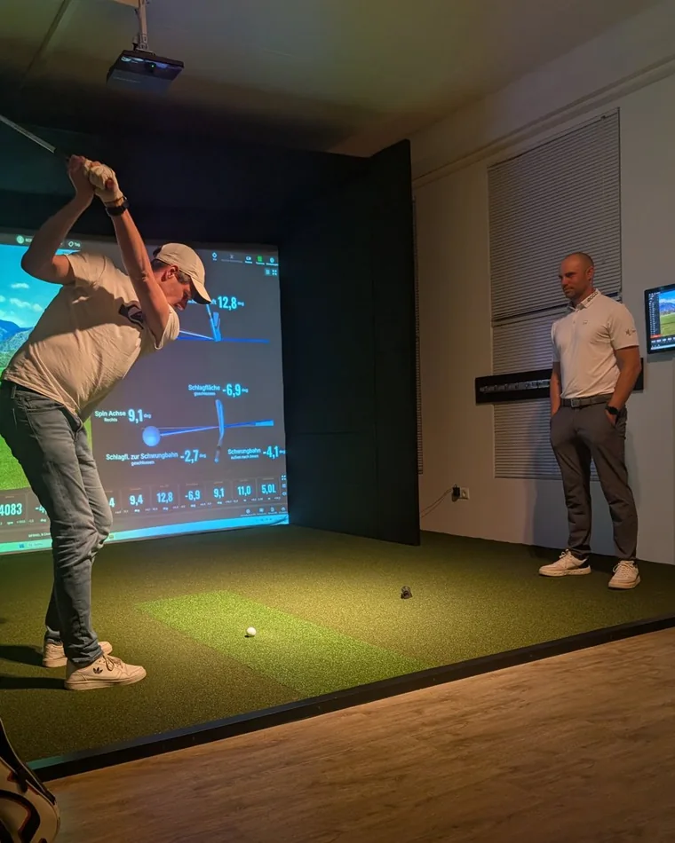 Training am Trackman: ein Spieler im Schwung, daneben ein Pro