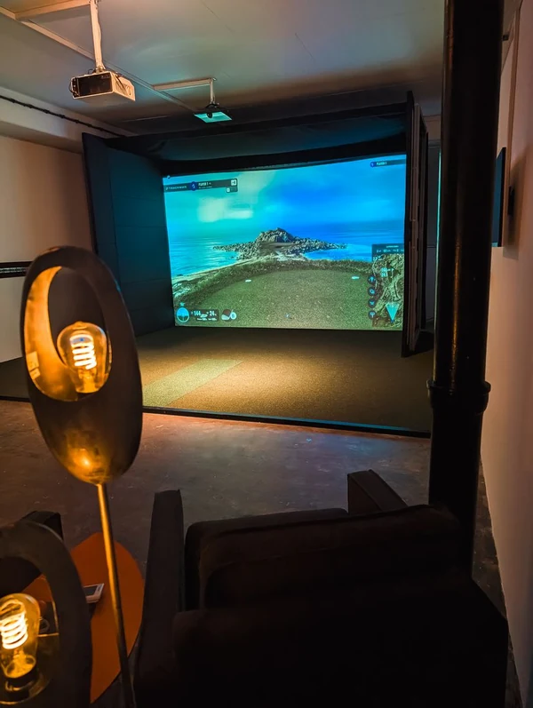 Privater Simulator-Raum mit K&uuml;stenplatz auf der Leinwand