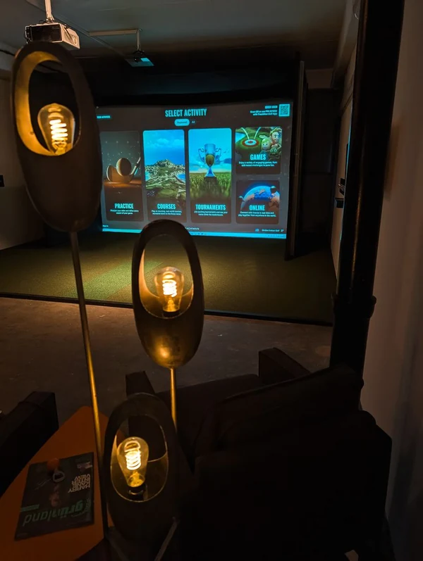 Trackman-Startbildschirm im Simulator-Raum