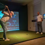 Training am Trackman: ein Spieler im Schwung, daneben ein Pro