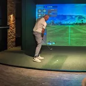 Spieler im Raum vor der Leinwand, Zuschauer im Hintergrund